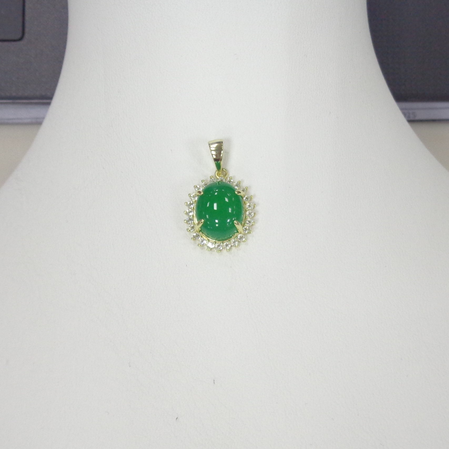 Серебряное кольцо с зеленым халцедоном